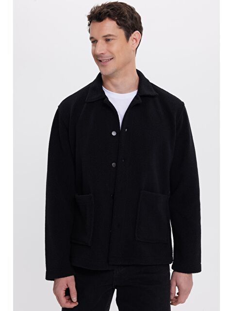 TUDORS Erkek Regular Fit Rahat Kesim Pelüş Çıtçıtlı Torbalı Çift Cepli Siyah Ceket Gömlek - S000518891-19351