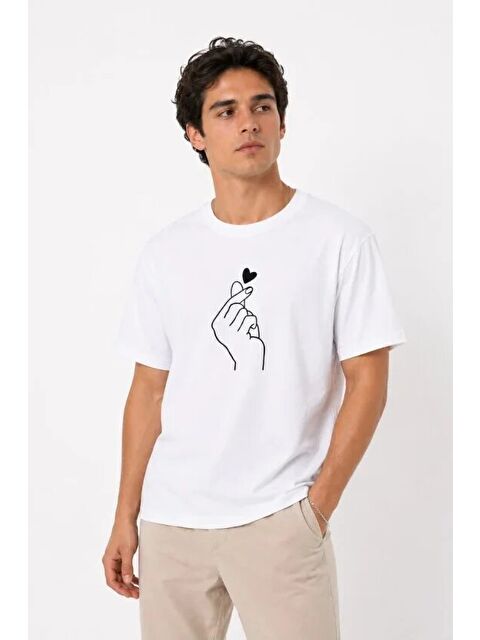 Jane's Erkek Kore Parmak Kalp Aşk Temalı Minimal Baskılı Tişört Yazlık Kısa Kol T-Shirt - Beyaz