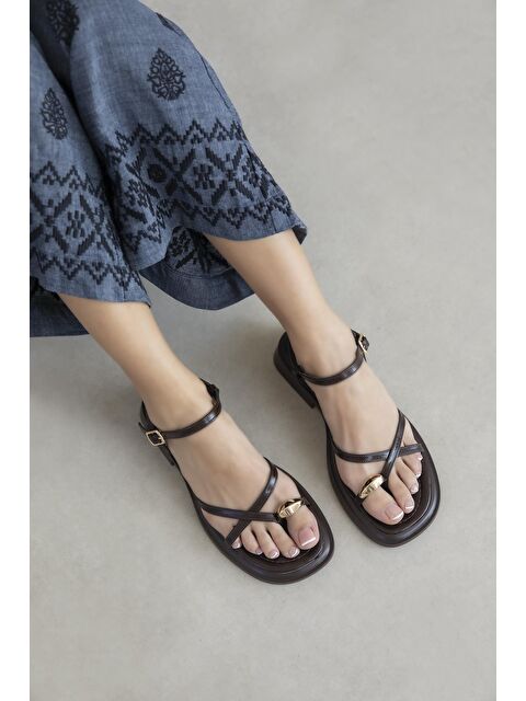 Straswans Vichenza Kadın Parmak Arası Kırışık Deri Sandalet Kahve - S000513290-19413