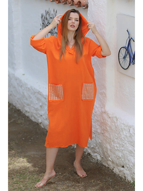 Chiccy Turuncu Kapüşonlu Düğmeli Uzun Kollu Cepli Yırtmaçlı Troklu Dokuma Casual Elbise - S000358991-20013