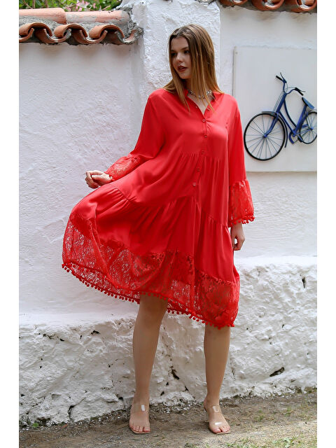 Chiccy Kırmızı Hakim Yaka 3/4 Kol Düğmeli Eteği Fırfırlı Ponponlu Dantel Dokuma Casual Elbise - S000358997-20045