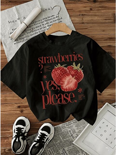 Oksit Vintage Tarzı Çilek Baskılı Kadın Oversize Krem Tişört - Pamuklu ve Rahat - S000522610-19351