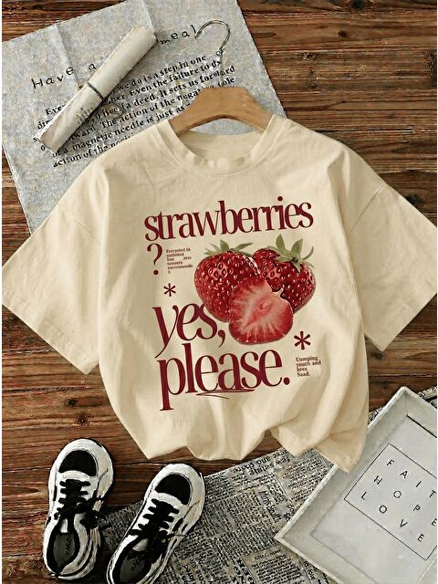 Oksit Vintage Tarzı Çilek Baskılı Kadın Oversize Krem Tişört - Pamuklu ve Rahat - S000522610-25636