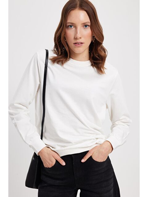 TUDORS Kadın Oversize Geniş Kesim %100 Pamuk 2 İplik Bisiklet Yaka Beyaz Sweatshirt - S000520421-20063