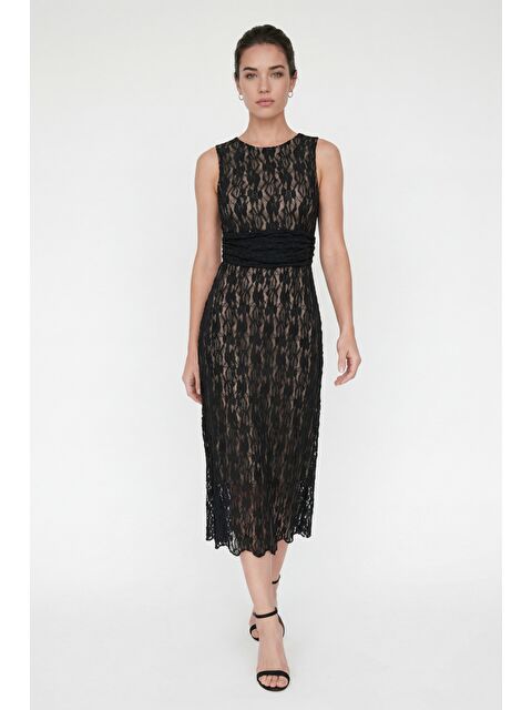 Lafaba Kadın Siyah Bisiklet Yaka Dantel Detaylı Midi Davet Elbisesi