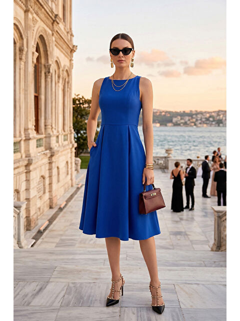 Lela Regular Fit Bisiklet Yaka Cepli Pileli Midi Boy Kadın Elbise 6111963