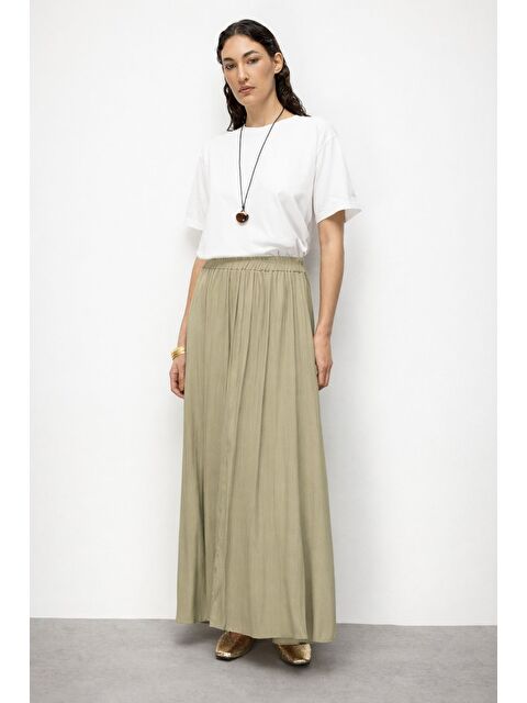 Mizalle Hakı Haki Kırışık Görünümlü Saten Maksi Etek