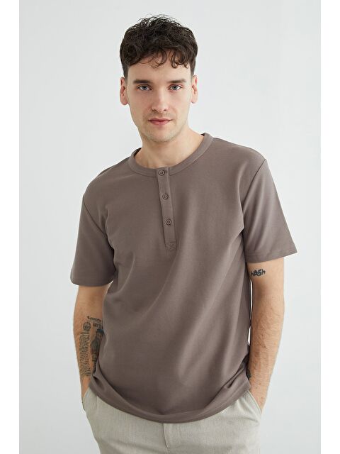 Fullamoda Petek Kumaş Düğmeli Bisiklet Yaka Tişört