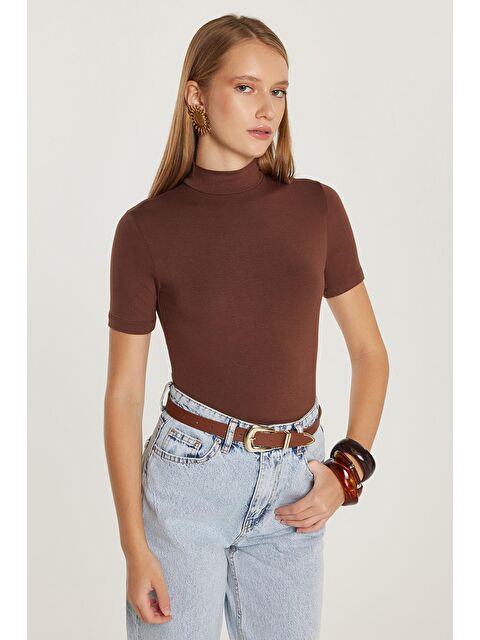 TUDORS Kadın Standart Fit Kısa Kollu Yarım Balıkçı Yaka Kahverengi Bluz - S000521156-19413