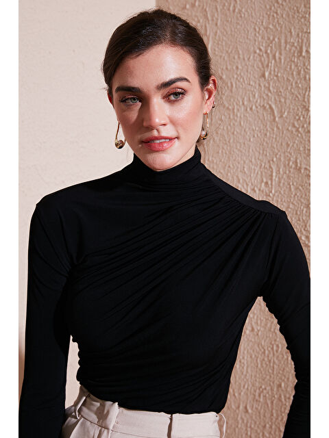 Lela Streç Büzgü Detaylı Slim Fit Dik Yaka Kadın Bluz 669925 - S000345672-19351