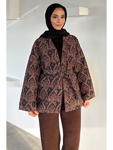 Julude Kuşaklı Etnik Desen Kapitoneli Tesettür Ceket - S000470314-19413