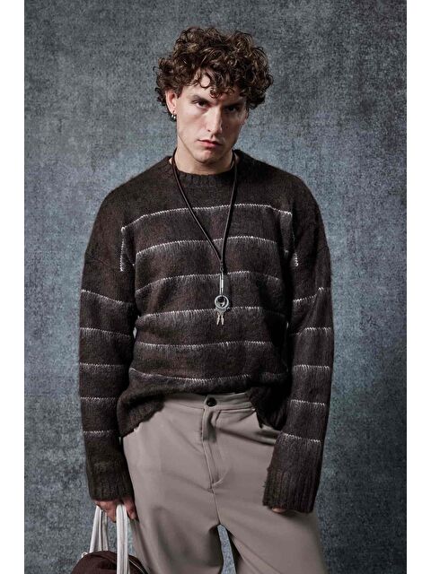 Abluka Online Erkek Oversize Çizgili Tüylü Triko Kazak Kahverengi - S000457375-19413
