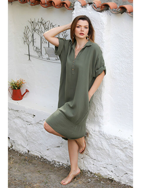 Chiccy Organik Pamuk Koyu Haki Gömlek Yaka Düğmeli 3/4 Kol Düğmeli Cepli Dokuma Casual Müslin Elbise - S000468821-19294