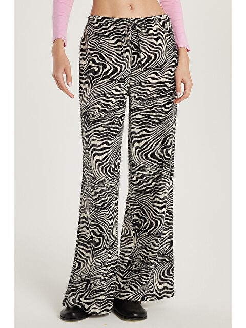 TUDORS Kadın Relax Fit Rahat Kesim Beli Lastikli Bağlamalı Desenli Pantolon - S000522800-19351