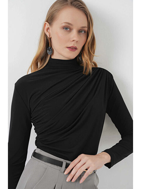 Hazelin Kadın Siyah Büzgü Detay Balıkçı Yaka Sandy Bluz HZL25W-BD19251 - S000338058-19351