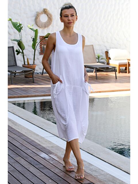 Chiccy Beyaz Havuz Yaka Kolsuz Çift Cepli Yıkamalı Dokuma Casual Müslin Elbise