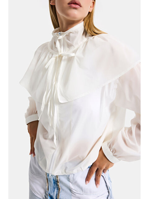 It's Basic Kadın Ekru w5 Oversize Yakalık Detaylı Özel Kumaş Tasarım Yağmurluk