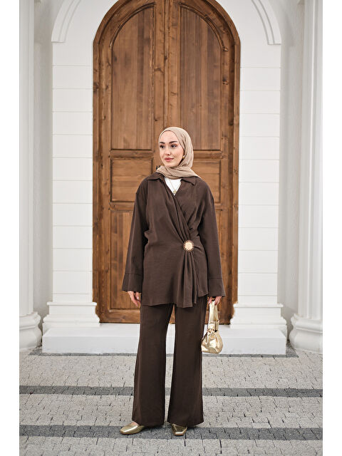 Locco Moda Kadın Yandan Bağlamalı Broş Detay Takım Kahverengi