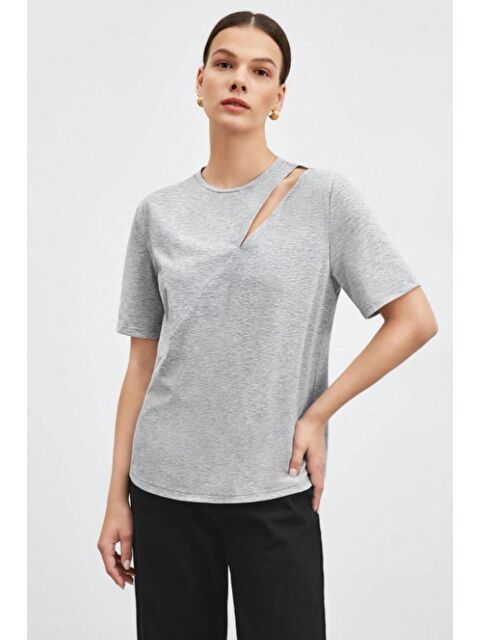 Tarz Cool Omuz Dekolteli Basic Kadın Tişört – Modern Kesim Günlük Bluz