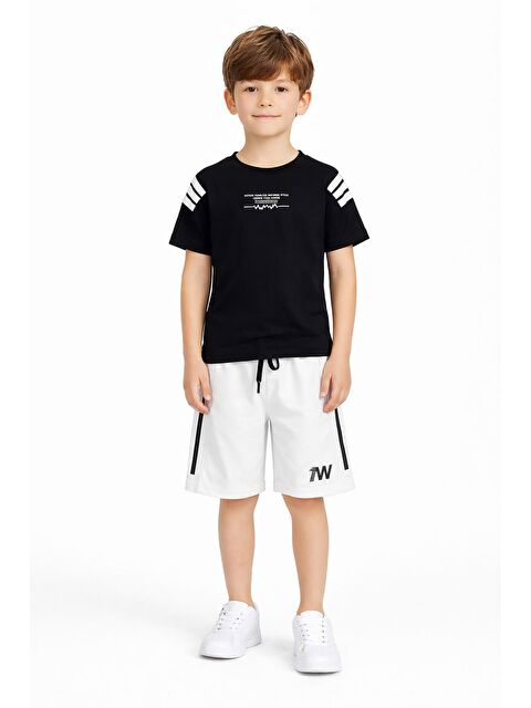 Cansın Mini Siyah Şerit Detaylı Yazılı Tişörtlü Erkek Çocuk Şortlu Takım 23771