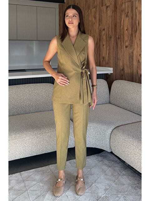 Gülseli Kadın Broş Detaylı Bel Lastikli Yelek Pantolon İkili Takım - S000361113-18194