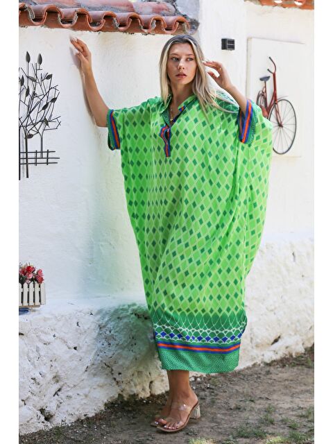 Chiccy Fıstık Yeşili Hakim Yaka Yarasa Kol Düğmeli Allover Baskılı Dokuma Geniş Kesim Casual Elbise - S000359042-19972