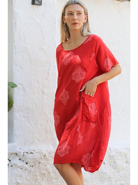 Chiccy İtalyan Kırmızı Kayık Yaka Kısa Kol Cepli Allover Baskılı Dokuma Casual Keten Karışımlı Elbise