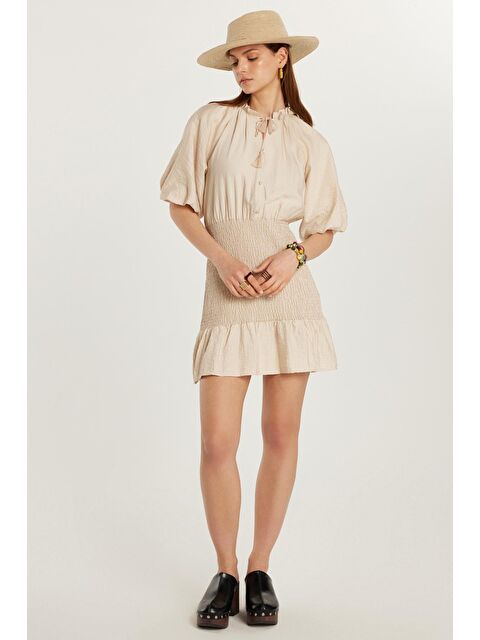 TUDORS Kadın Standart Fit Beli Lastikli Paraşüt Kumaş Kısa Kollu V Yaka Midi Boy Bej Elbise - S000520474-19928