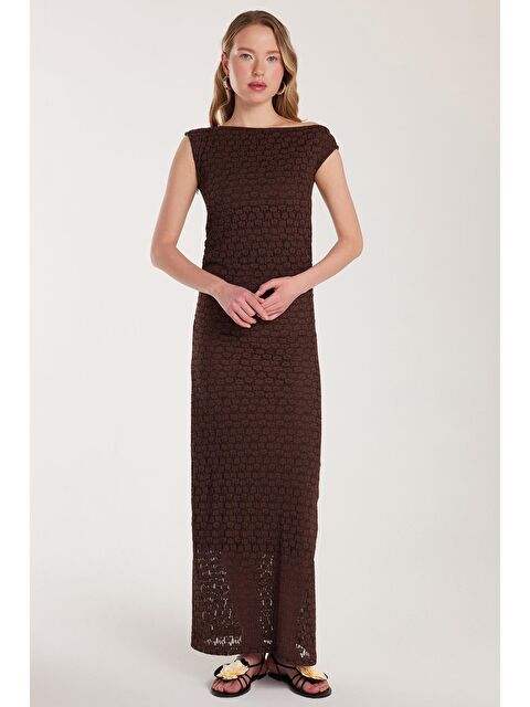 TUDORS Kadın Standart Fit Omzu Açık Kayık Yaka Dantel Desenli Kahverengi Elbise - S000520482-19413