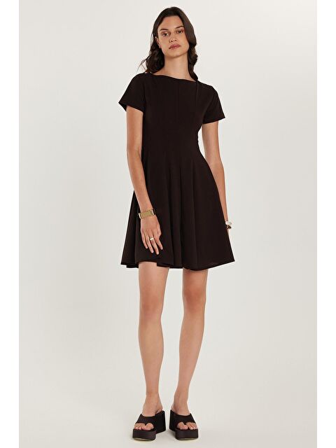 TUDORS Kadın Regular Fit Klasik Kesim Bisiklet Yaka Pileli Mini Kahverengi Elbise - S000520506-19413