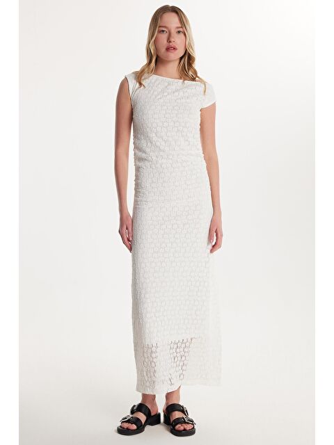 TUDORS Kadın Standart Fit Omzu Açık Kayık Yaka Dantel Desenli Ekru Elbise - S000520507-19965