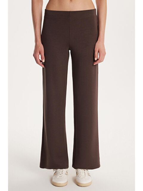 TUDORS Kadın Relax Fit Rahat Kesim Lastikli Geniş Paça Modal Kahverengi Pantolon - S000522913-19413