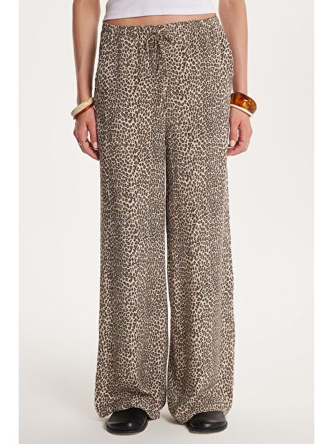 TUDORS Kadın Relax Fit Rahat Kesim Beli Lastikli Bağcıklı Baskılı Viskon Pantolon - S000522915-37206