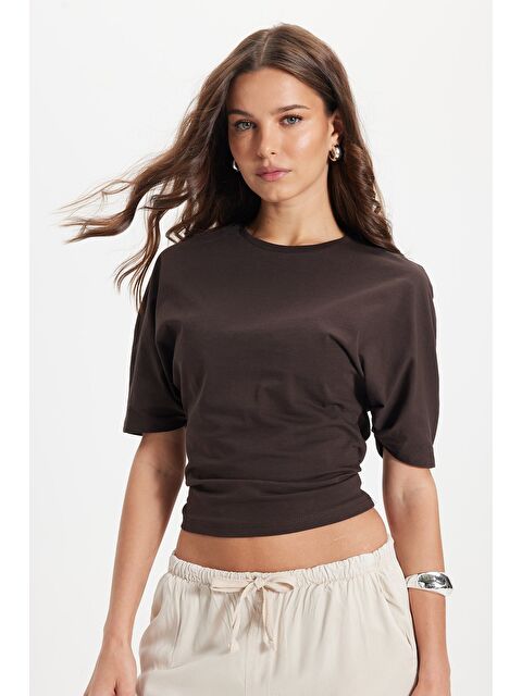 TUDORS Kadın Oversize Geniş Kesim %100 Pamuk Bisiklet Yaka Yarasa Kol Kahverengi Tişört