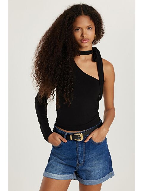 TUDORS Kadın Standart Fit Fitilli Tek Kol Asimetrik Yaka Siyah Bluz - S000521315-19351