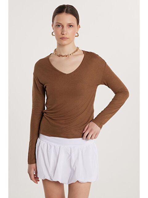 TUDORS Kadın Standart Fit Lastikli Kol Geniş Yaka Kahverengi Bluz - S000521316-19413