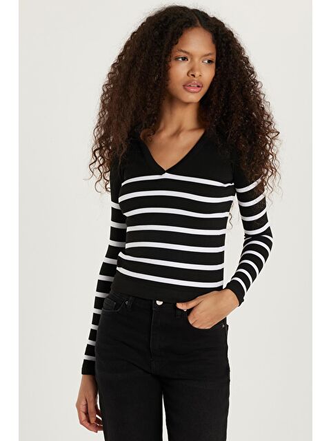 TUDORS Kadın Slim Fit Dar Kesim V Yaka Çizgili Bluz - S000521319-23173