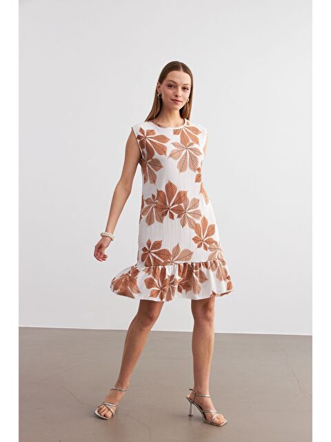 Trendseninle Kadın Camel Beyaz Çiçek Desenli Kolsuz Mini Krinkıl Elbise - S000372468-4557
