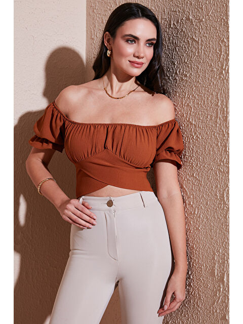 Lela Regular Fit Madonna Yaka Bağlama Detaylı Crop Bluz 6527017 - S000355473-19413