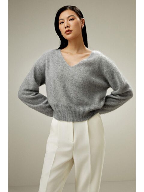 Madmext Gri V Yaka Yumuşak Dokulu Kadın Kazak Mg2499 - S000437799-20600