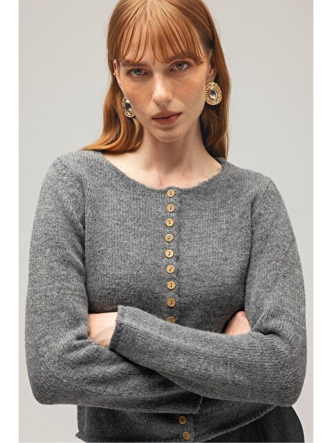 Saade Antrasit Kadın Ahşap Düğmeli Uzun Kollu Bisiklet Yaka Triko Hırka