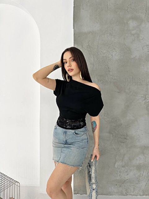 carla10 Siyah Tek Omuz Drapeli Dantel Detaylı Kadın Bluz