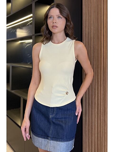 Gülseli Yan Büzgülü Düğme Detaylı Sıfır Kol Bluz - S000445345-20072