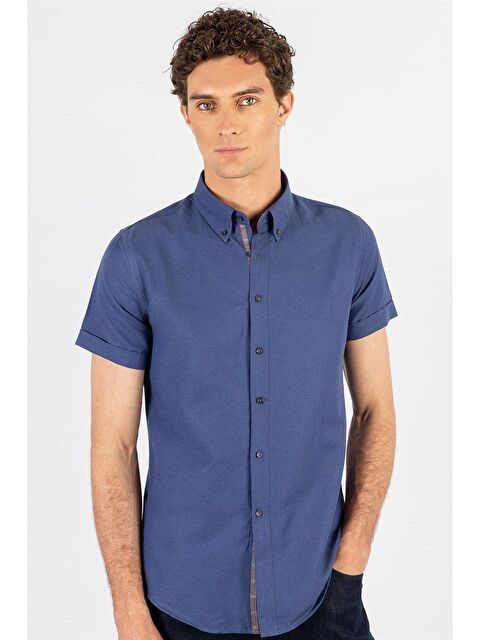 TUDORS Erkek Slim Fit Dar Kesim Kısa Kollu Pamuklu Oxford Doku İndigo Düğmeli Yaka Gömlek