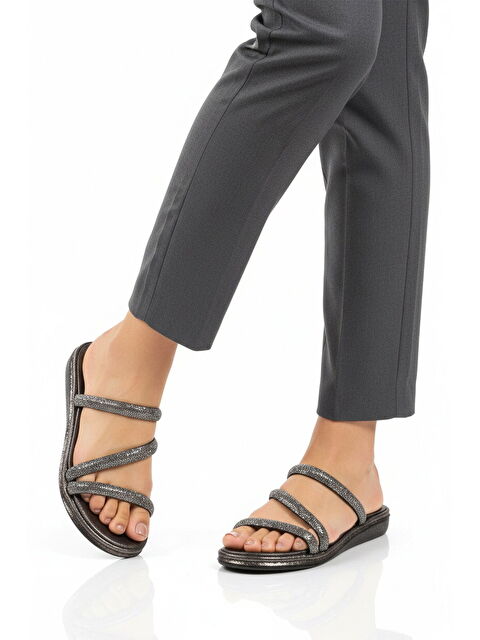 Ayakmod Platin Taş İşlemeli Hafif İnce Taban Kadın Terlik 422248 Z - S000526401-37299