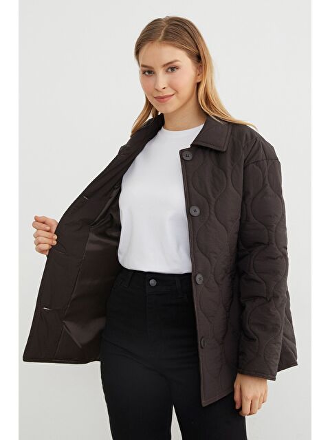 Fullamoda Su Yolu Desenli Kapitone Oversize Düğmeli Mont - S000440862-19413