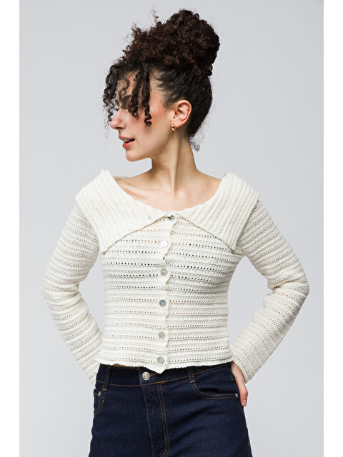 Dexia Kalmar - Omuz Açık Kayık Yaka Düğme Detaylı Triko Hırka - Ekru Renk - S000355544-19965