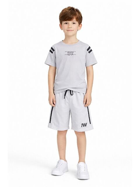 Cansın Mini Gri Şerit Detaylı Yazılı Tişörtlü Erkek Çocuk Şortlu Takım 23769