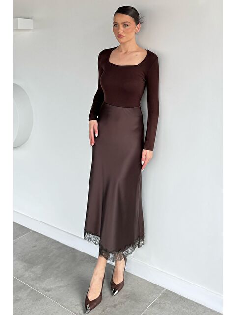 Gülseli Kadın Dantel Detaylı Saten Etek