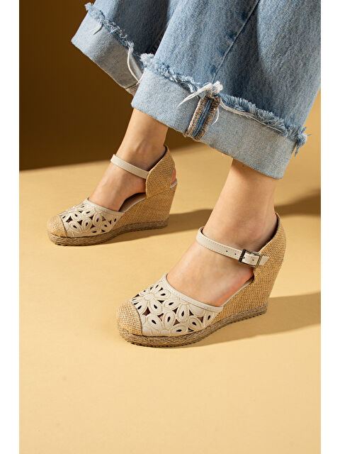 Pembe Potin Çiçek Desenli Hasır Dolgu Taban Önü Kapalı Kadın Sandalet 69-76-25 - S000374949-19928